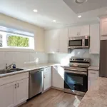 Modern Spacious 1 Bedroom Suite In Desirable Gordon Head Near Mount Douglas Beach