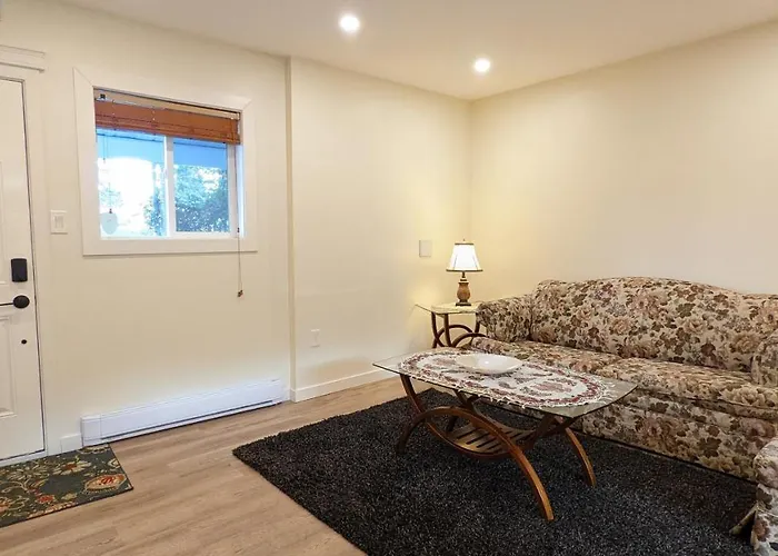 Modern Spacious 1 Bedroom Suite In Desirable Gordon Head Near Mount Douglas Beach